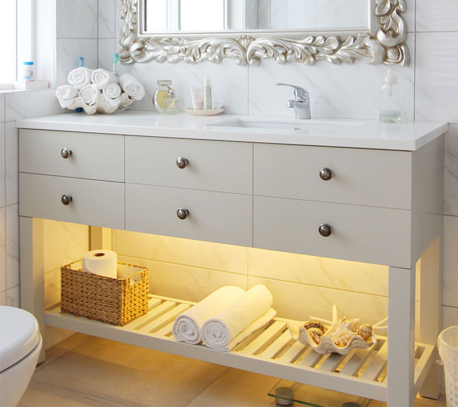 Beautiful classic country bathroom vanity